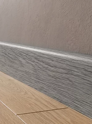 Плинтус ПВХ Royce 5211 дуб лиственный
